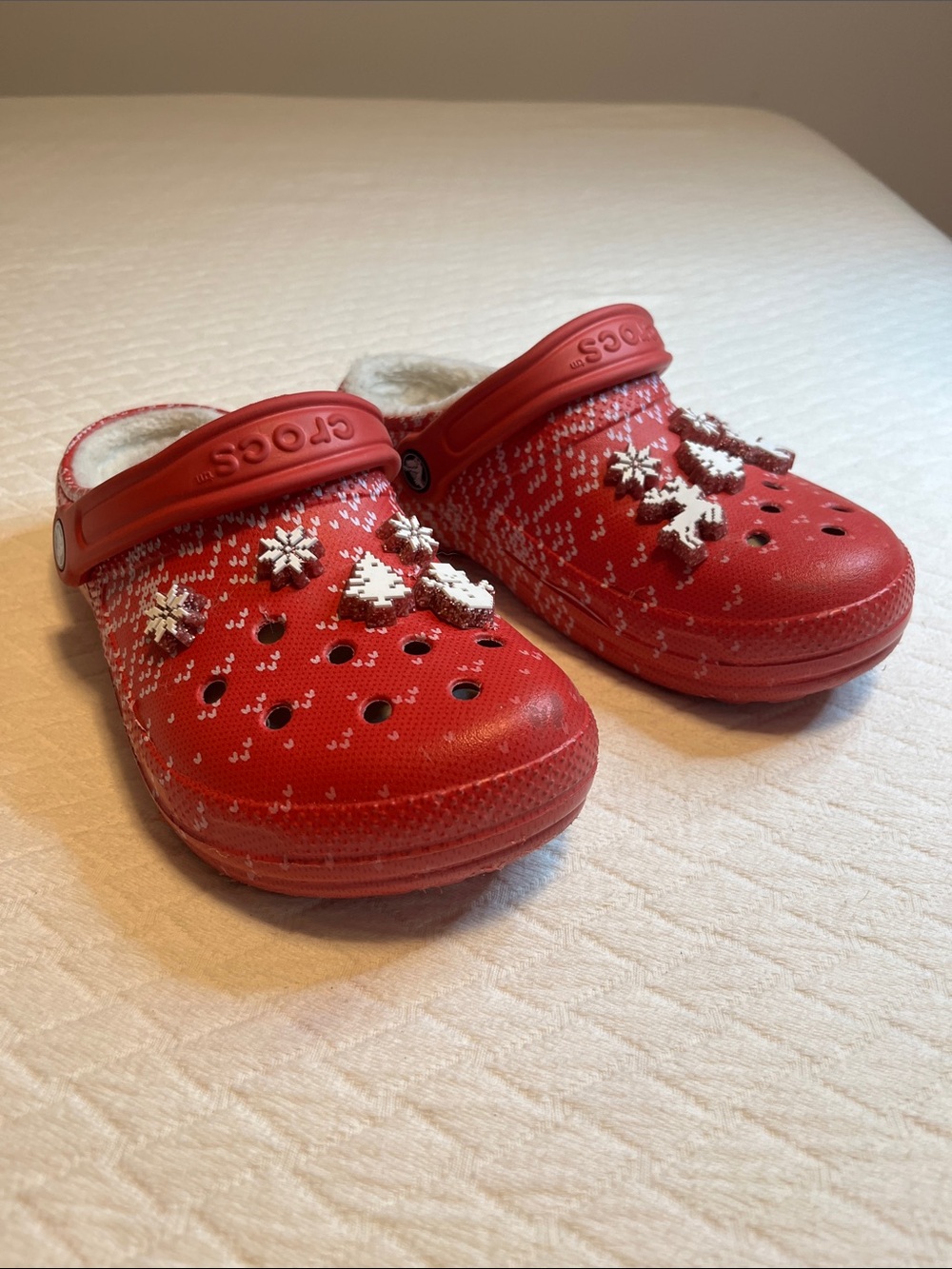 CROCS sweater print Women’s Red Fleece-Lined Holiday Clogs, charms, w7